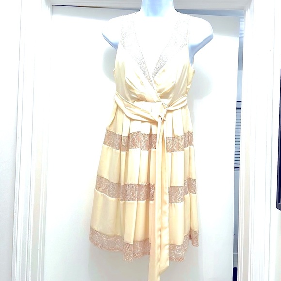 Max and Cleo Size 2 Off White Dress - Picture 2 of 6